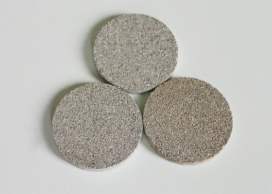 Resistant to corrosion and high temperature sintered stainless steel porous filter disc