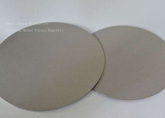 Resistant to corrosion and high temperature sintered stainless steel porous filter disc